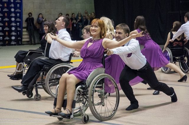 На инвалидных колясках можно и танцевать, уверены участники танцевального коллектива "Парадокс"