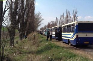 Автобусы в очереди на блокпосту