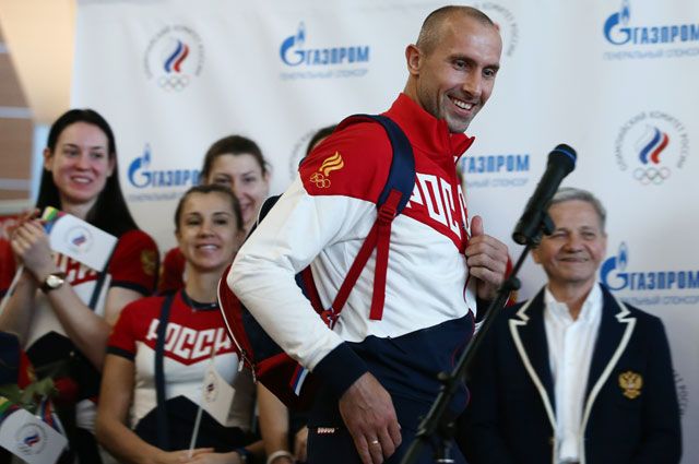 Сергей Тетюхин (в центре) во время проводов олимпийской сборной России в Рио-де-Жанейро в аэропорту «Шереметьево».