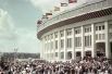 У входа на на Большую спортивную арену Центрального стадиона имени Ленина в Лужниках, 1962 год.