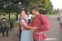 Дмитрий Кашутин учит танцевать всех желющих.