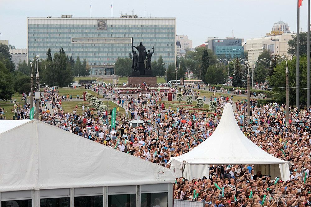На площади перед Театром-театром не осталось свободного места.