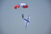 групповой прыжок парашютистов с флагами.