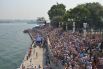 Гости и жители Севастополя наблюдали за парадом с берега.