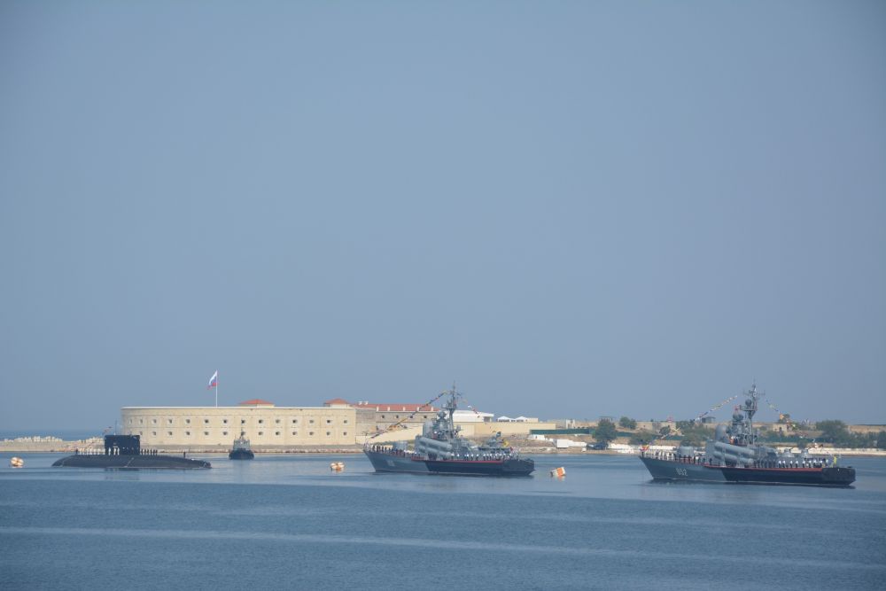 Всего в параде было задействовано более 20 боевых кораблей и катеров, десять вспомогательных судов, 30 единиц техники береговых войск Черноморского флота.