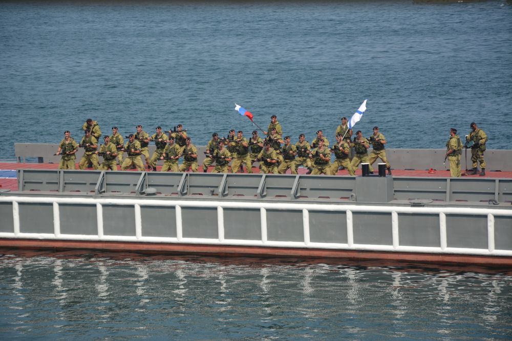 демонстрация боевой подготовки моряков...