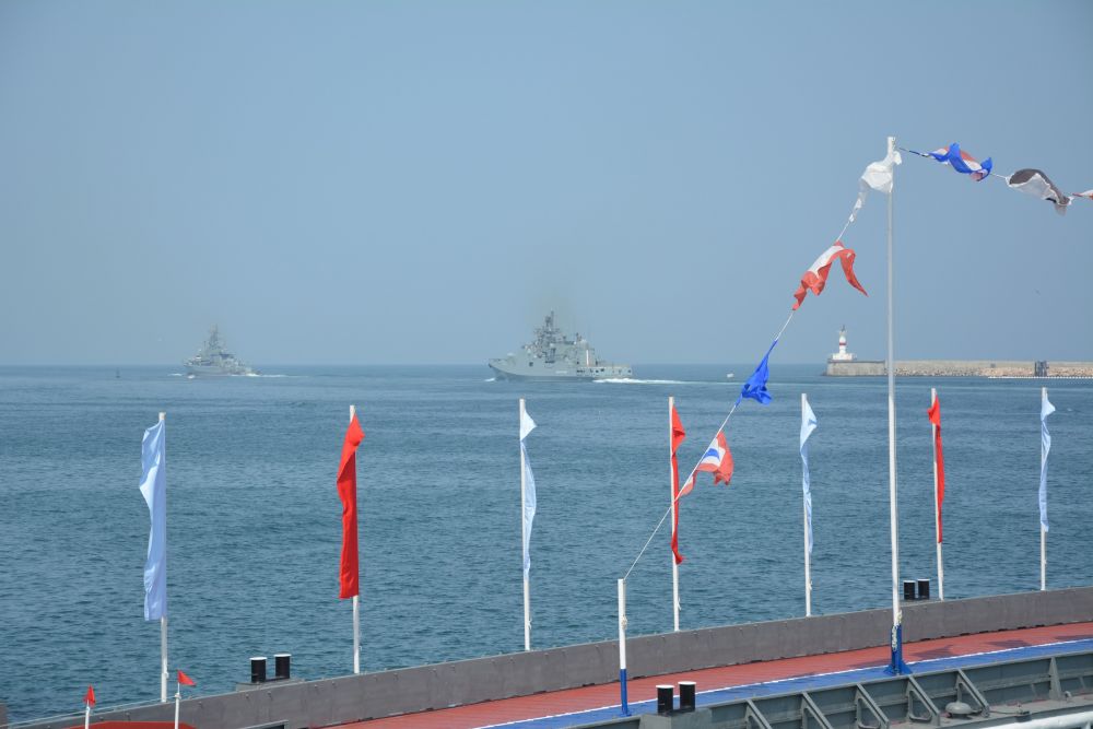Праздник продолжился выставкой вооружения и военной техники на главной площади города, показом кораблей и гала-концертом.