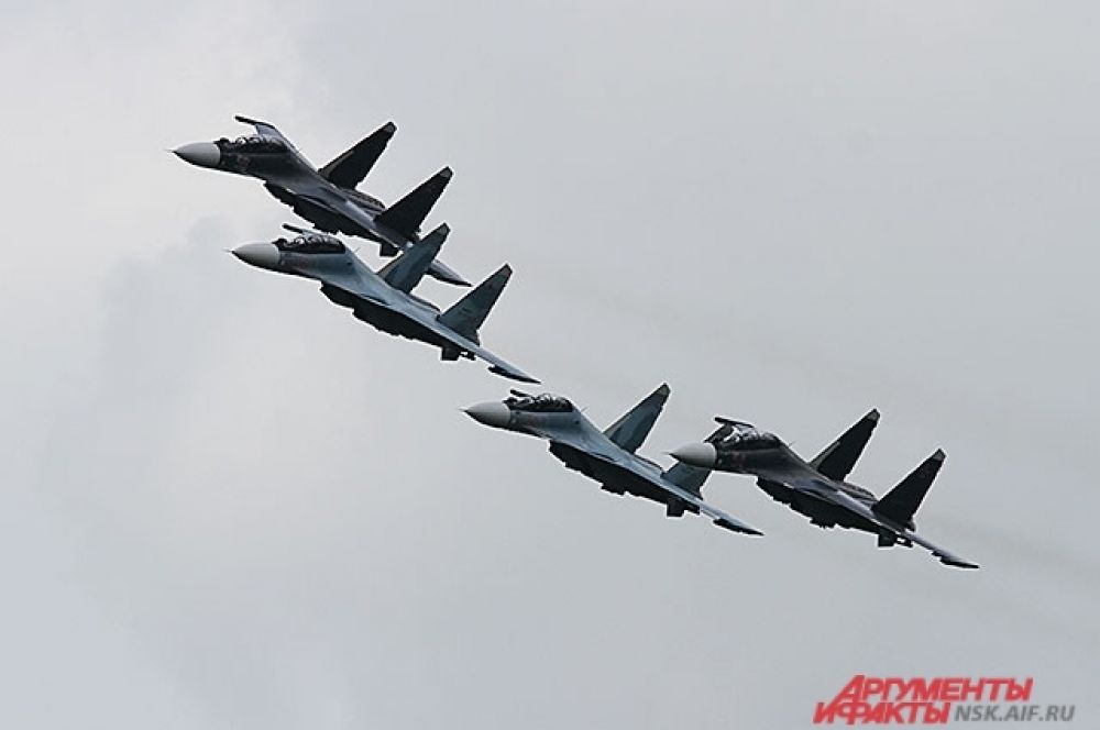Молниеносные «Соколы России» на боевых Су-30СМ ровным строем и с бешеным рёвом кружили над взлетным полем почти 15 минут.