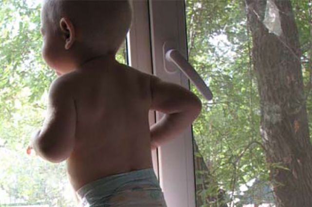 Дети интересуются происходящим за окном, не думая о своей безопасности