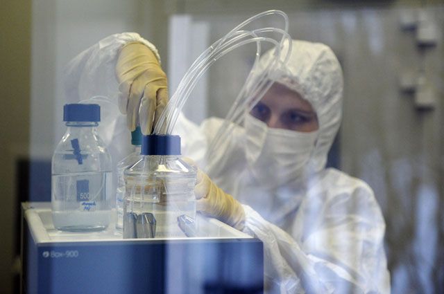 Сотрудница лаборатории ГУ НИИ эпидемиологии и микробиологии имени Н. Ф. Гамалеи, где российские учёные разработали вакцину против лихорадки Эбола.