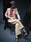 Ив Сен-Лоран одним из первых модельеров объявил войну гендерному формализму в моде и подарил женщинам многие элементы мужского гардероба, без которых сложно представить современный стиль. Например, именно Сен-Лоран доказал миру, что женщина в брюках — это красиво.