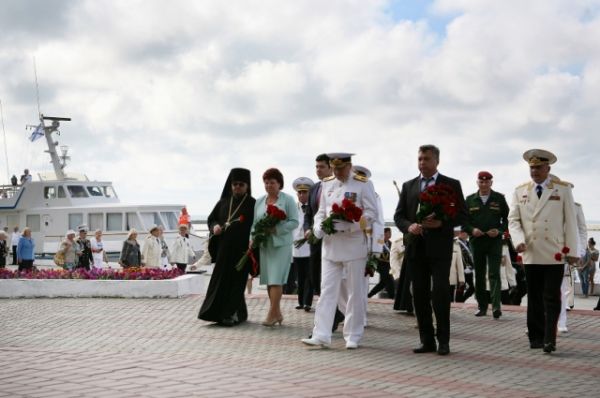 Впервые парад принимал новый начальник штаба Балтийского флота вице-адмирал Игорь Мухаметшин.