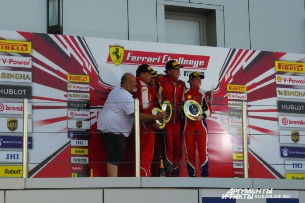 Награждение победителей первой гонки Ferrari Challenge Coppa Shell. Четвертой на подиуме стала единственная женщина-гонщик Дебора Майер, она выиграла кубок Леди.