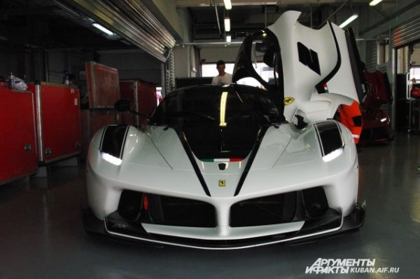 Один из самых современных и дорогих автомобилей завода Ferrari, его стоимость в несколько раз превосходит начальный уровень цены на гоночные авто в 1,5 миллиона евро. Таких в мире всего 30 штук.
