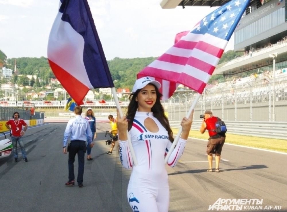 Grid girl. На старт пилотов провожали очаровательные девушки с флагами тех государств, которые представляют гонщики.