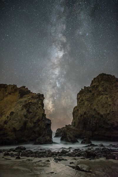 Вот фотография Млечного Пути между скалами в Калифорнии, США. Фотограф - Rick Whitacre