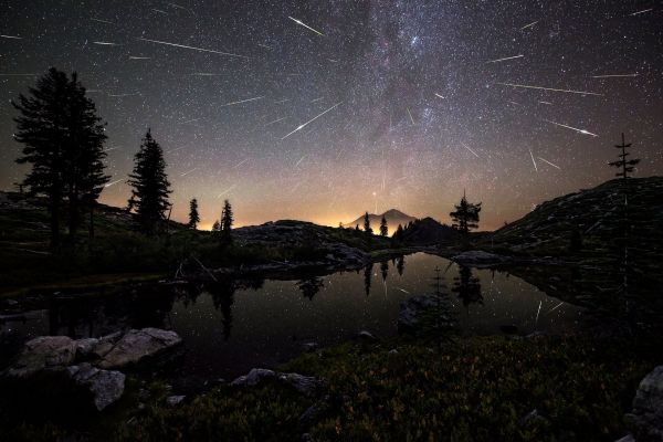 Метеоритный дождь над США. Фотограф - Brad Goldpaint