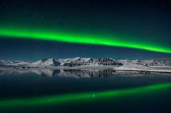 Фото северного сияния над Исландией. Фотограф - Giles Rocholl