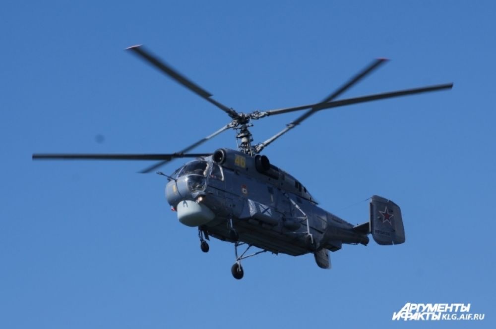 В воздушной части военно-морского парада приняли участие около 15 самолетов и вертолетов. 