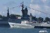 Вице-адмирал Игорь Мухаметшин обошел на катере парадный строй боевых кораблей флота, стоящих в морском канале Балтийска, и поздравил военных моряков с праздником.