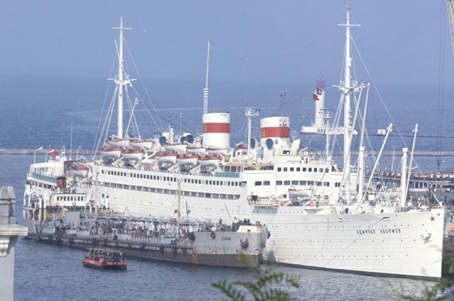 Советский пассажирский теплоход «Адмирал Нахимов» в порту Одессы.