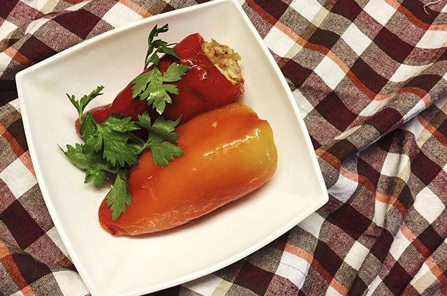 Фаршированные перцы с куриным фаршем и рисом в томатном соусе