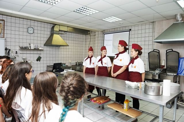 Кулинарный мастер-класс для пятнадцати испанских студентов