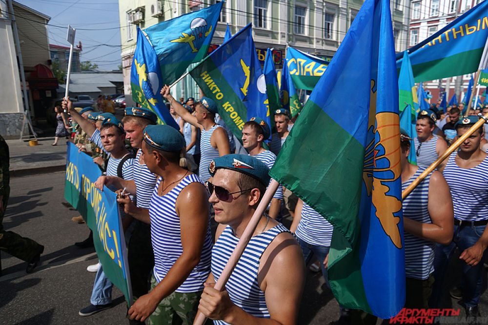 Вояки дружно «ВДВ!», а также махали прохожим.