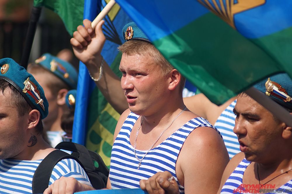 Несмотря на изнуряющую летнюю жару, солдаты поддерживали строй - радостно кричали и улыбались.