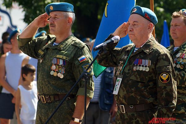 На митинге выступали первые лица города и края.