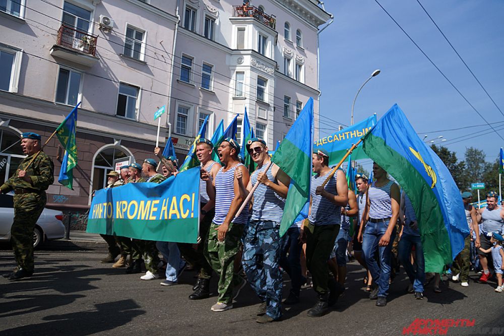 Колонна десантников прошла по улицам Монастырской и Сибирской.