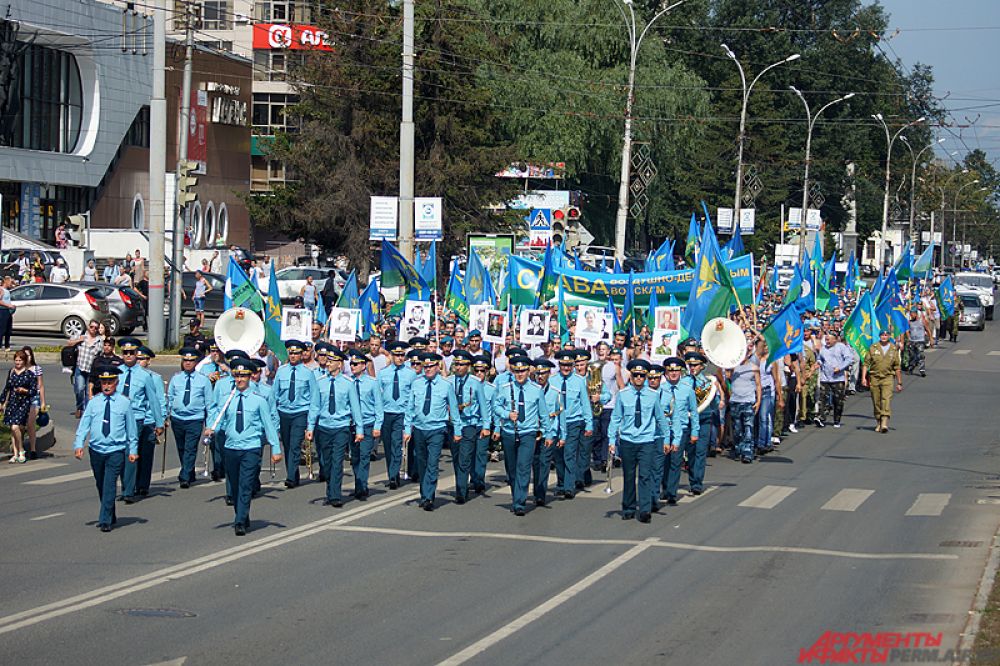 Всего в колонне двигалось порядка 500 человек.