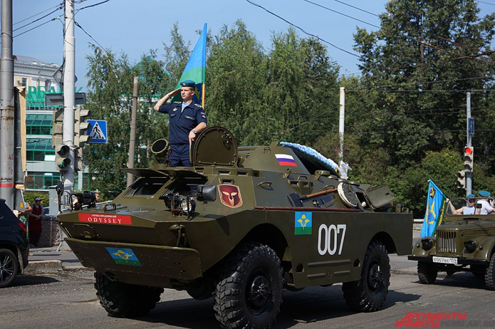 Также впереди шествия двигался большой БТР.