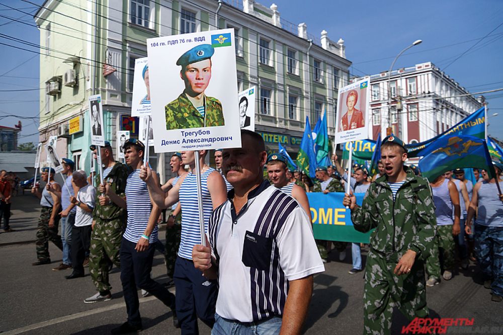 В колонне можно было заметить активистов движения «Бессмертный полк». Это новая традиция празднования Дня ВДВ.