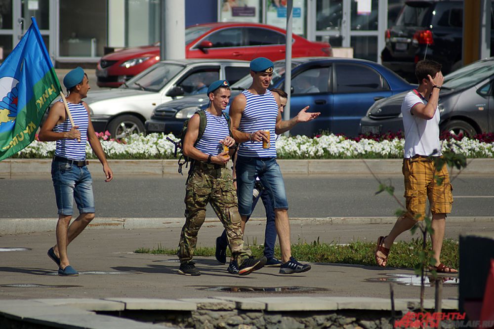 Многие десатники не присоединились к колонне, а гуляли по городу вместе с товарищами.