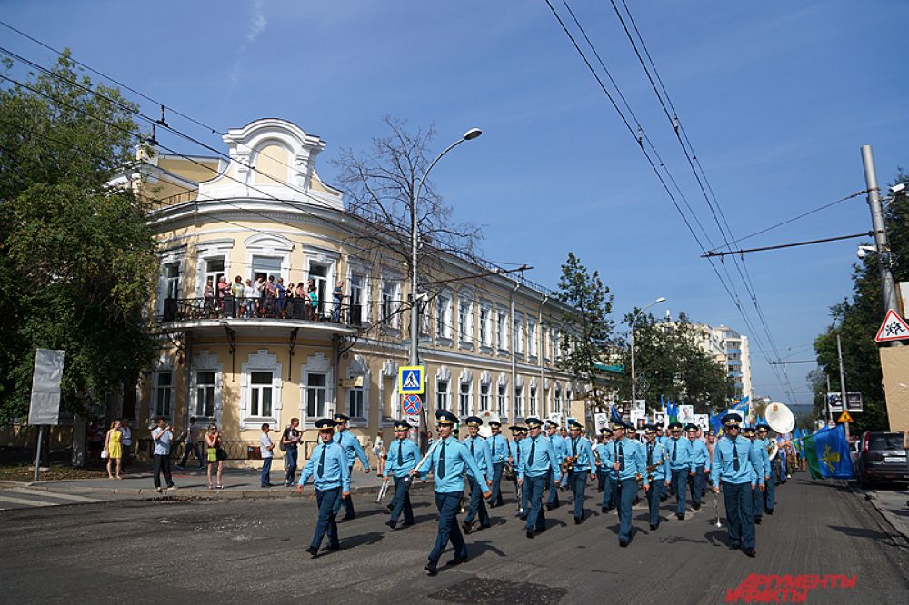 На время прохождения десантников движение машин в городе было приостановлено.