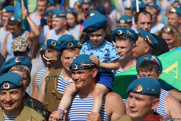 Во время марша солдаты шли вместе с семьями – детьми, женами и родственниками.