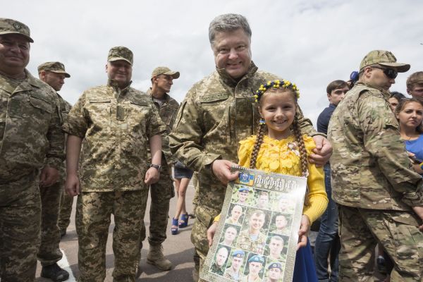 Яркое фото президента с девочкой