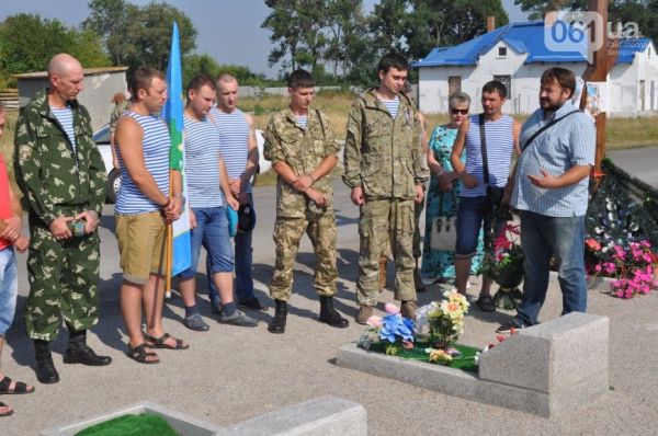 В Запорожской области все было намного скромнее. Здесь просто почтили память десантника, который погиб в АТО