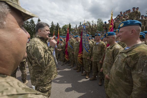 Порошенко говорил, что десантный лозунг «Никто, кроме нас» всегда останется ориентиром для наших военных