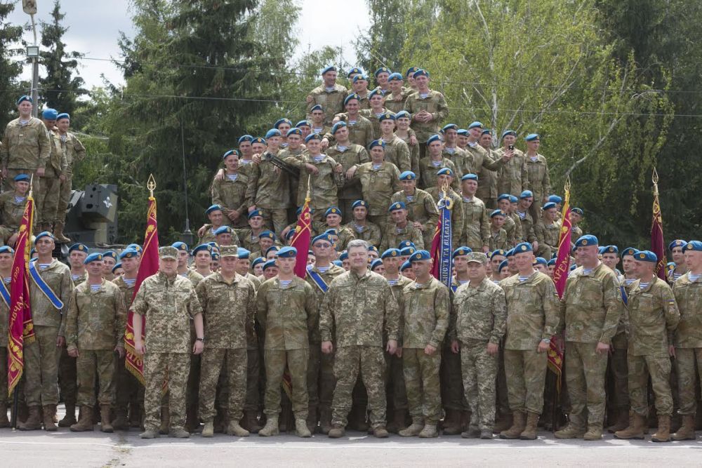 Групповое фото президента с житомирскими десантниками