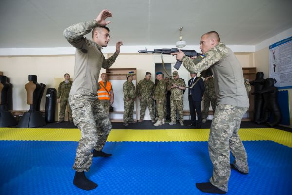 В Житомире для президента устроили также проверку десантных навыков при стычках с врагом