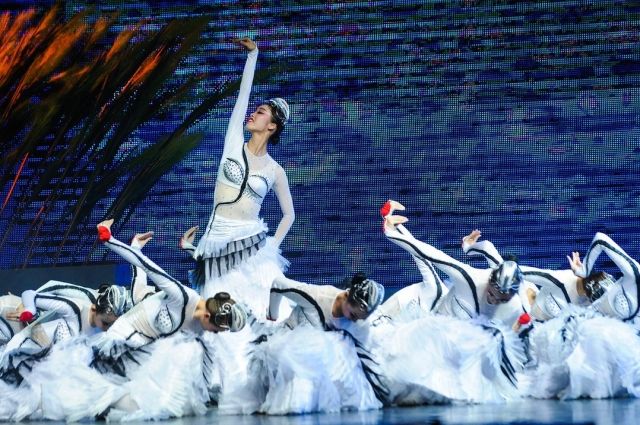 На языке музыки и танца китайские артисты рассказали о традициях своей родины.