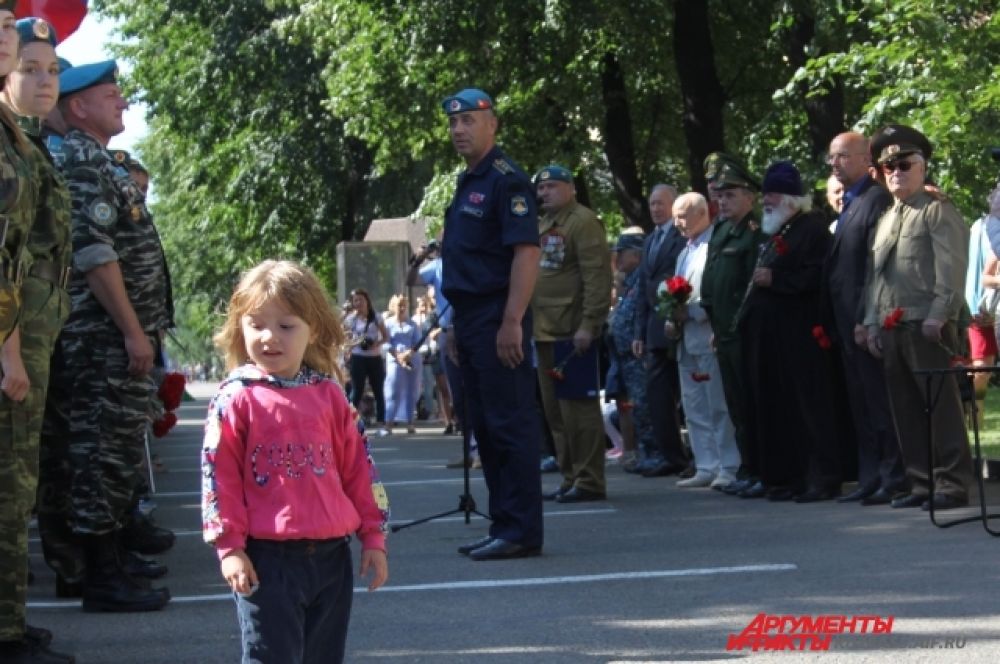 Торжественность официальной части периодически нарушали ребятишки, для которых мероприятие было просто возможностью прогуляться по городу с отцами.