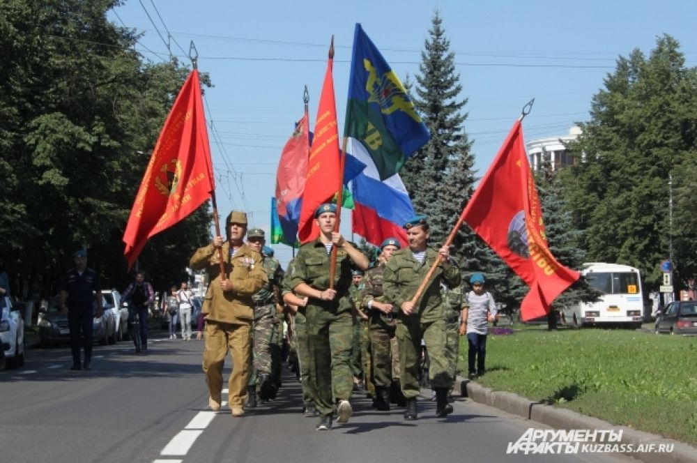Когда утром на пр. Советском и ближайших улицах перекрыли движение, печатный шаг десантников был слышен по всей округе.