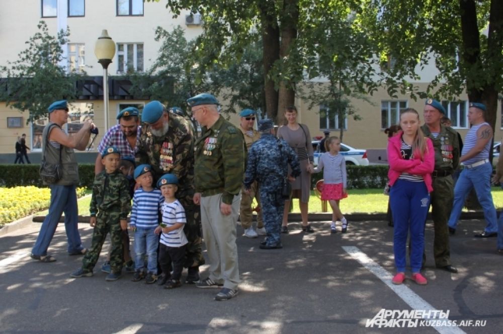 Отцы привели сыновей, деды – внуков. Для многих десантников День ВДВ – это возможность не только пообщаться с боевыми товарищами, но и похвастаться родным подрастающим поколением.