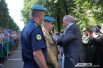 Ветеранам военной службы были вручены медали за службу в ВДВ. Десантник, потерявший зрение, тоже пришёл на митинг в сопровождении товарищей.
