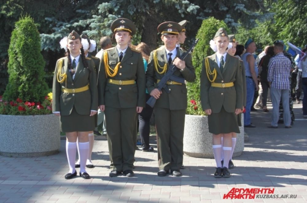 У некоторых школьников каникулы проходят вот так – в почётном карауле, когда даже шелохнуться нельзя целый час.