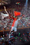 На церемонии открытия Олимпиады в Пекине в 2008 году китайский гимнаст Ли Нин зажёг факел олимпийского огня, взлетев под крышу стадиона и «пробежав» круг в воздухе, поддерживаемый тросами.