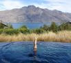 Для любителей уединиться существует бассейн при Matakauri Lodge с видом на озеро и на горы в Новой Зеландии